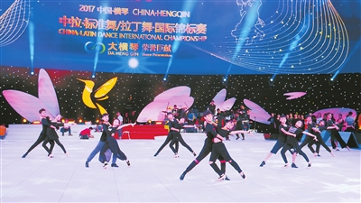 各年龄段的大小舞者正在排练.jpg
